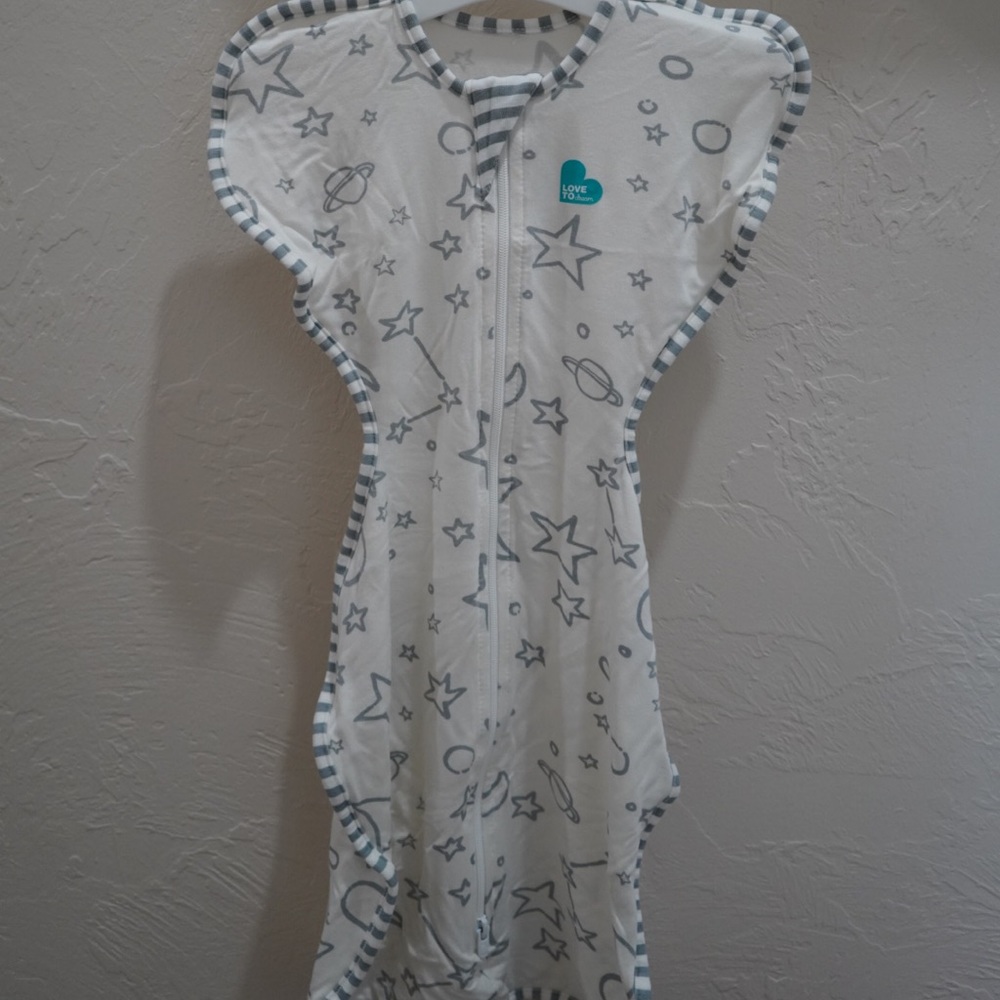 Love to Dream Swaddle Moon and Star Silky—size S